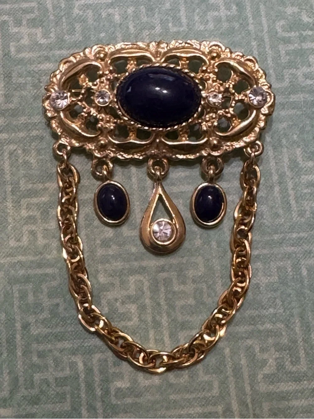RETRO GOLD TONE BROOCH WITH CABOCHONS AND CHAIN